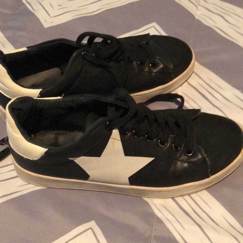 7.5 Steve Madden sneakers